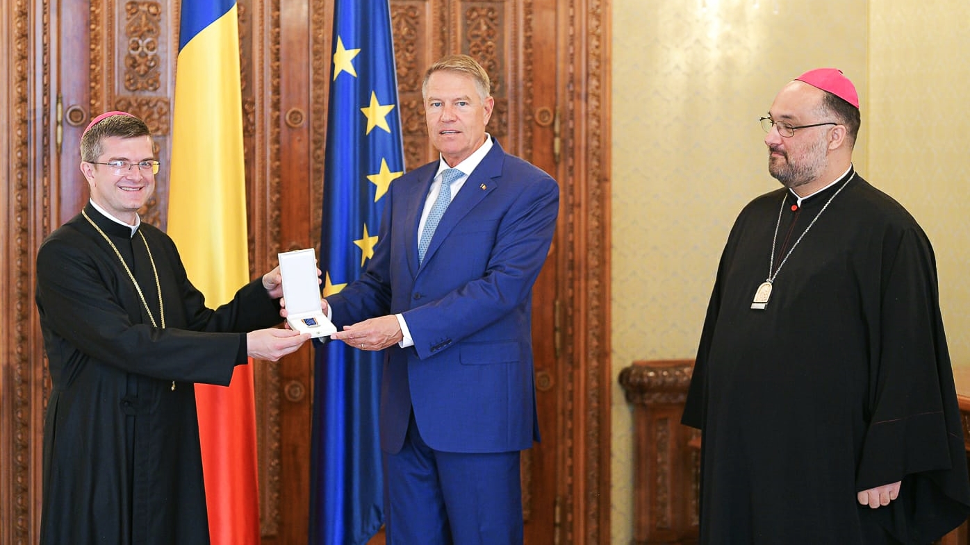 Scurtă ceremonie la Palatul Cotroceni prilejuită de înmânarea Medaliei Centenarului